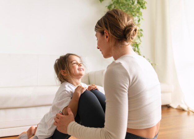 Medium Schuss Frau und Mädchen trainieren