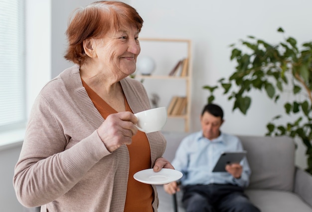 Kostenloses Foto medium schuss frau und mann drinnen