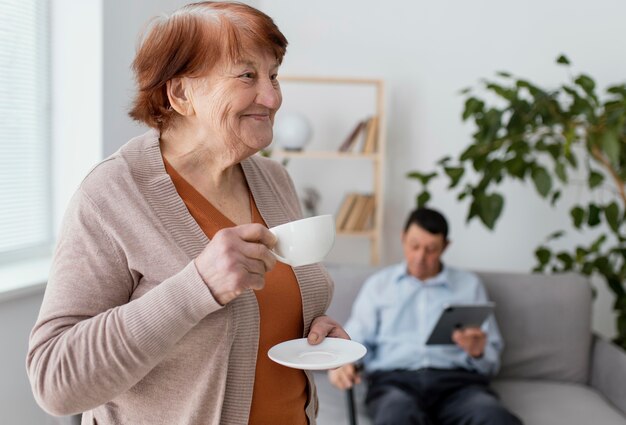 Medium Schuss Frau und Mann drinnen