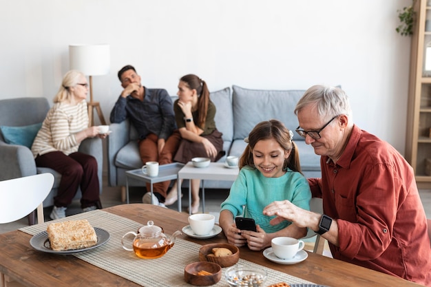 Medium Schuss glückliche Menschen zusammen