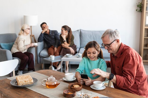 Medium Schuss glückliche Menschen zusammen