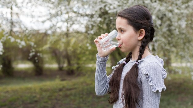 Medium Schuss Mädchen im Freien