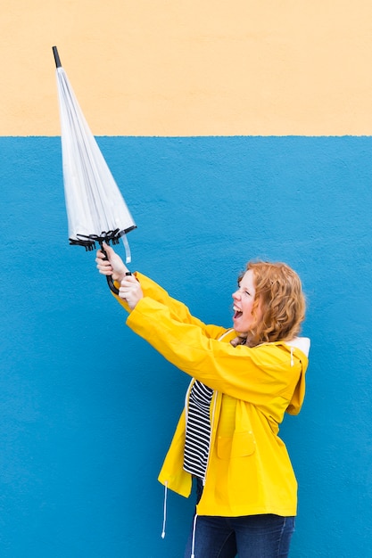 Medium schuss mädchen mit regenschirm