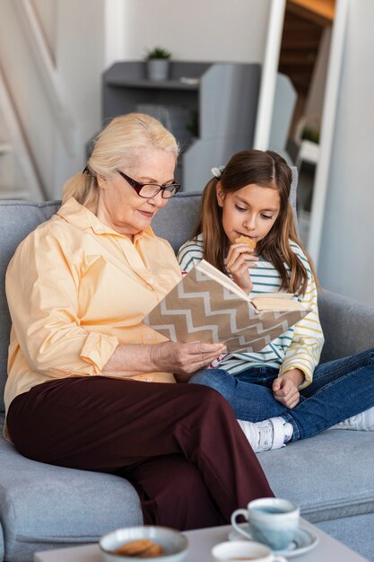 Medium Schuss Mädchen und Frau mit Buch