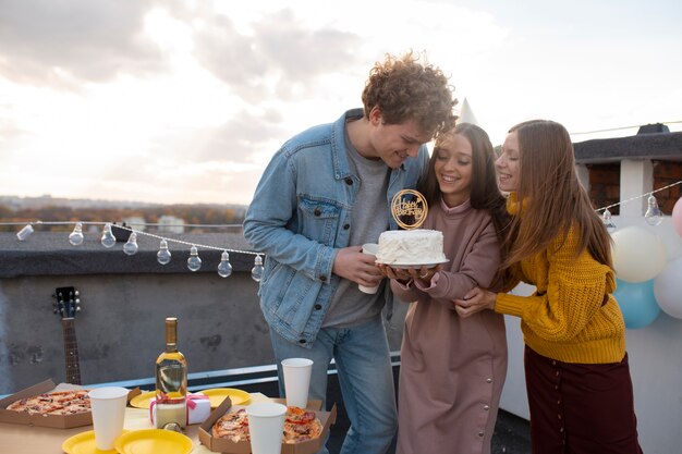 Medium Shot Freunde feiern mit Kuchen