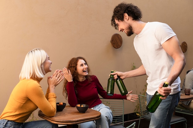 Medium Shot Freunde mit Bierflaschen