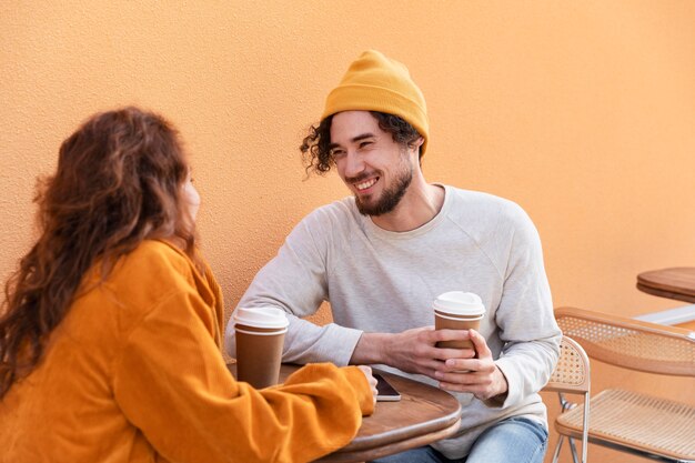 Medium Shot Freunde mit Kaffeetassen