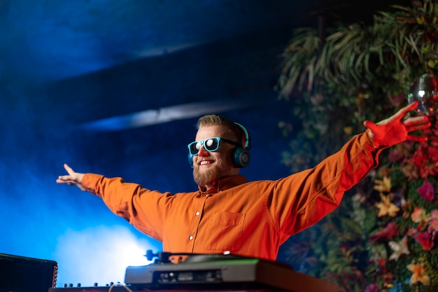 Medium shot junger DJ auf einer Techno-Party