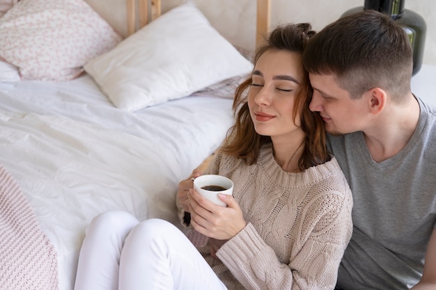 Medium Shot Pärchen mit Kaffee