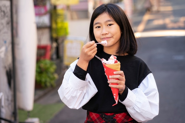 Medium Shot Smiley Girl mit Eis