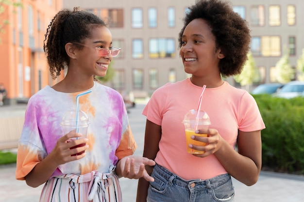 Medium Shot Smiley Girls mit Drinks