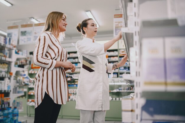 Medizin, Pharmazie, Gesundheitswesen und Personenkonzept. Apothekerin berät den Käufer.