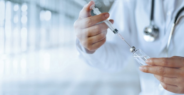 Medizindoktor und impfstoff dosieren grippeschussdrogenspritze im labor, im medizinischen und im gesundheitswesen.