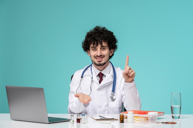 Medizinisch im Laborkittel seriöser, gutaussehender Arzt, der am Computer arbeitet und sagt, nur eine Pille zu nehmen