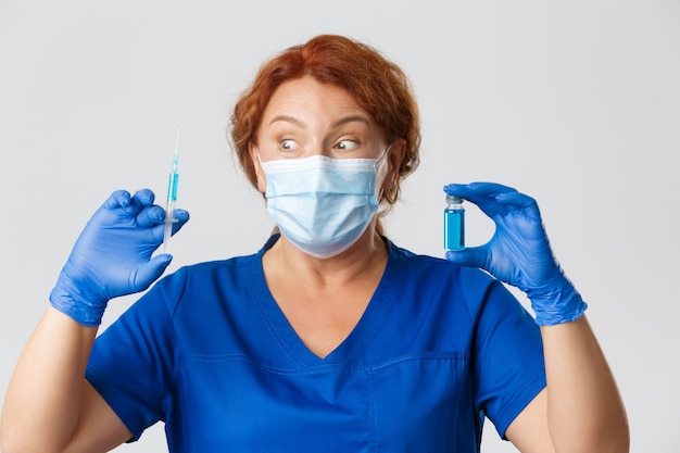 Medizinische Arbeiter kovidieren das Konzept des Pandemie-Coronavirus erstaunt und aufgeregt Ärztin in Gesichtsmaske und...