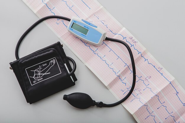 Medizinische Geräte und Kardiogramm