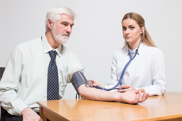 Kostenloses Foto medizinische lächeln patient schwangere professionelle klinik