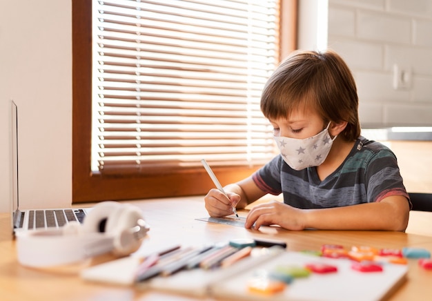 Medizinische Maske tragen und durch virtuelle Klassen lernen