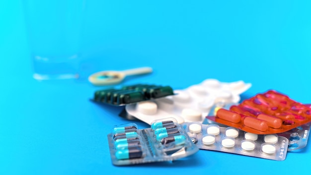 Medizinische Versorgung und Artikelzusammensetzung auf blauem Hintergrund. Stapel Pillenpackungen