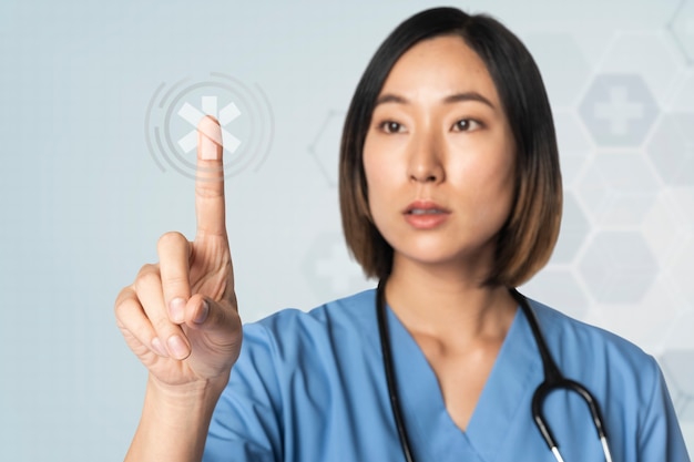 Medizinischer Arbeiter in der medizinischen Uniform, die im virtuellen Bildschirm arbeitet