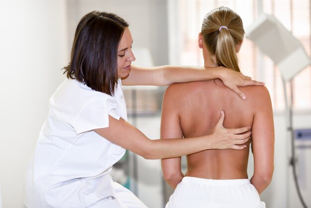 Medizinischer Check an der Schulter in einem Physiotherapie-Zentrum.