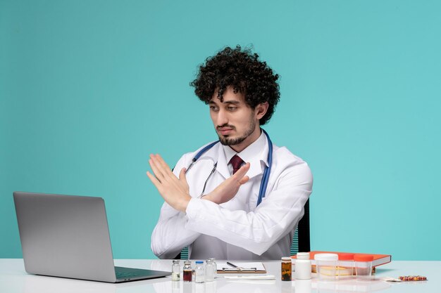 Medizinischer, süßer, gutaussehender Arzt, der aus der Ferne im Laborkittel am Computer arbeitet und rechtzeitig fertig ist