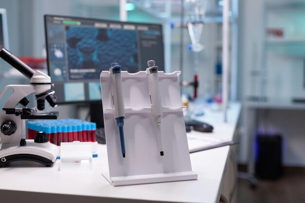 Medizinisches mikrobiologie-krankenhauslabor ausgestattet mit medizinbiologischer mikropipette