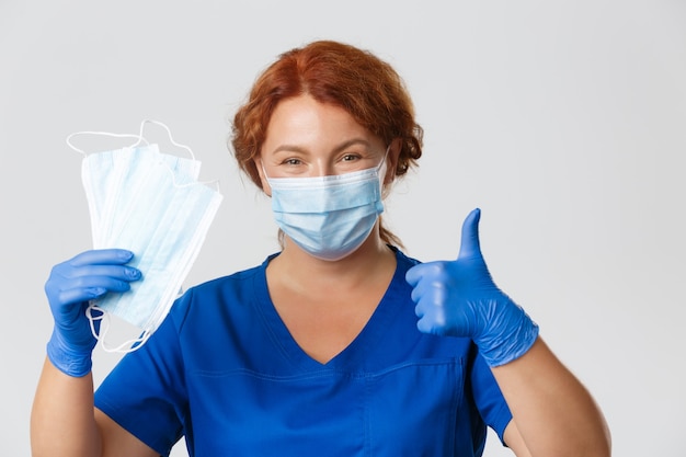 Medizinisches personal covid-pandemie-coronavirus-konzept, nahaufnahme einer professionellen krankenschwester-ärztin, empfiehlt ...