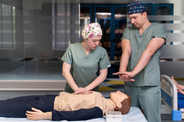 Kostenloses Foto medizinstudent macht seine praxis in einem krankenhaus