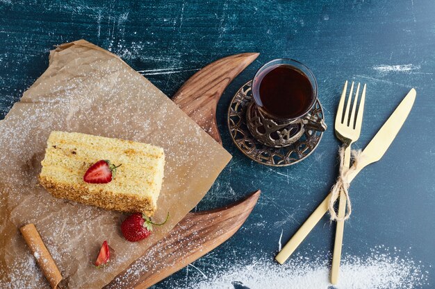 Medovic-Kuchen mit einem Glas Tee, Draufsicht.