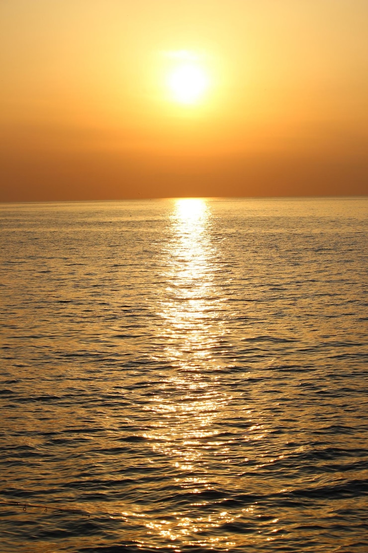 Kostenlose Foto meer im sonnenlicht während des goldenen sonnenuntergangs - perfekt für tapeten und hintergründe