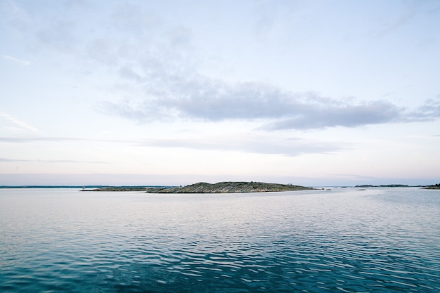 Meer mit einem Berg unter einem schönen Himmel