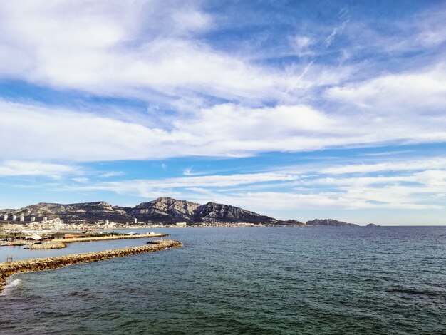 Meer umgeben von Felsen unter dem Sonnenlicht und einem bewölkten Himmel in Marseille in Frankreich