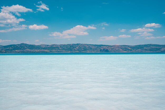 Meer und blauer Himmel Hintergrund.