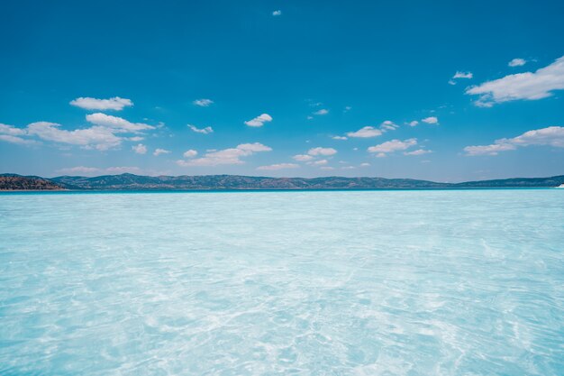 Meer und blauer Himmel Hintergrund.