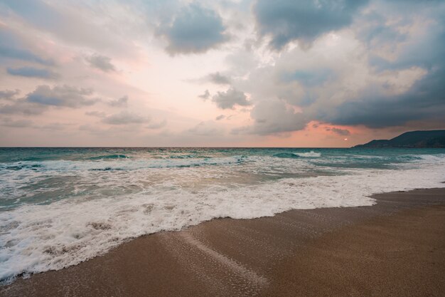 Meer und blauer Himmel Hintergrund.