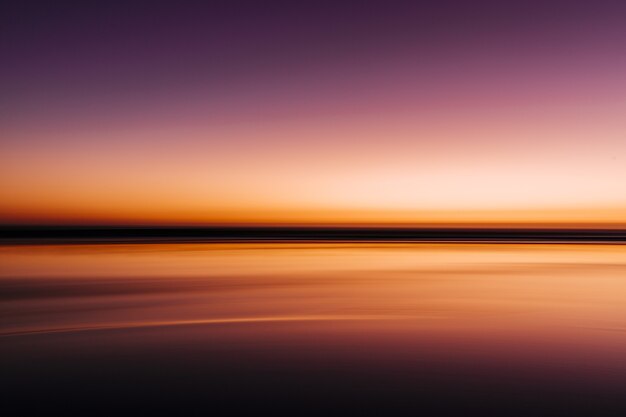 Meer während eines bunten Sonnenuntergangs mit einer langen Belichtung