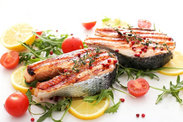 Meeresfrüchte Fisch - Lebensmittel Gemüse Zitronen und Tomaten