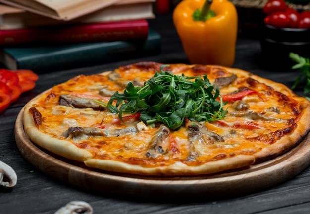 Meeresfrüchte-Pizza mit Tomatensauce und fein geschmolzenem Cheddar-Käse auf der Oberseite