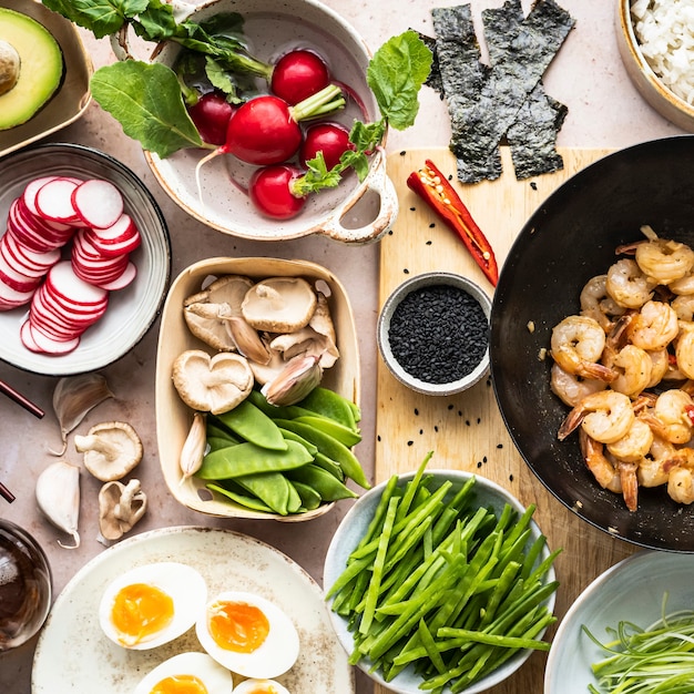 Meeresfrüchtegericht mit Ei und Garnelen flach legen Fotografie