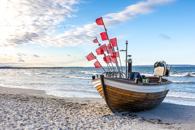 Meereslandschaft mit einem Boot an der Küste