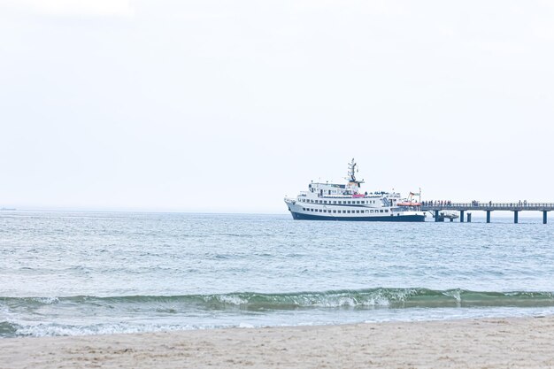 Meereslandschaft mit einem Schiff an der Brücke