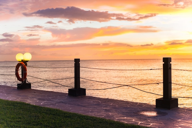 Kostenloses Foto meerhafen bei sonnenuntergang