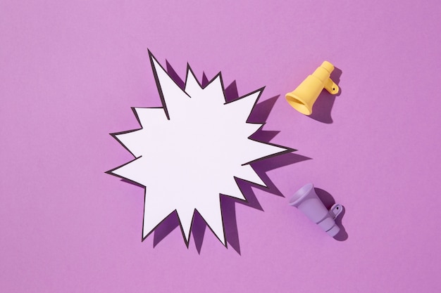 Megaphone und Sprechblase in Draufsicht