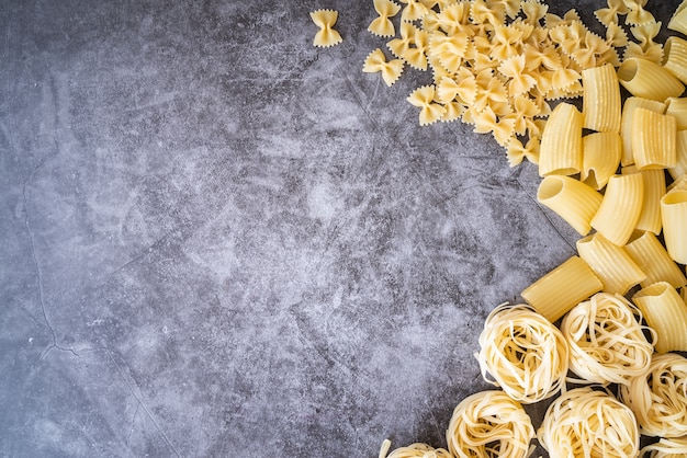 Kostenloses Foto mehrere arten von pasta frame