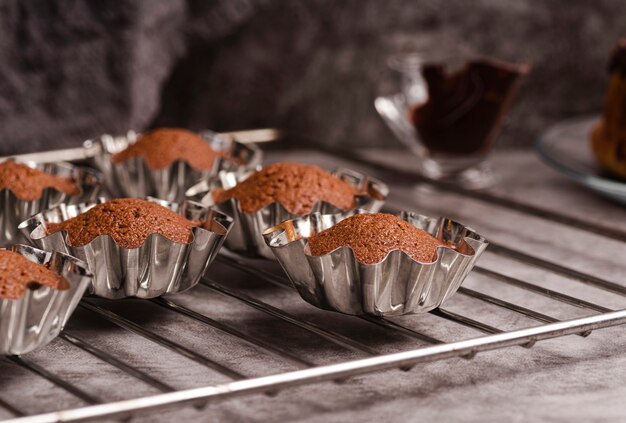 Mehrere Cupcakes in Formen