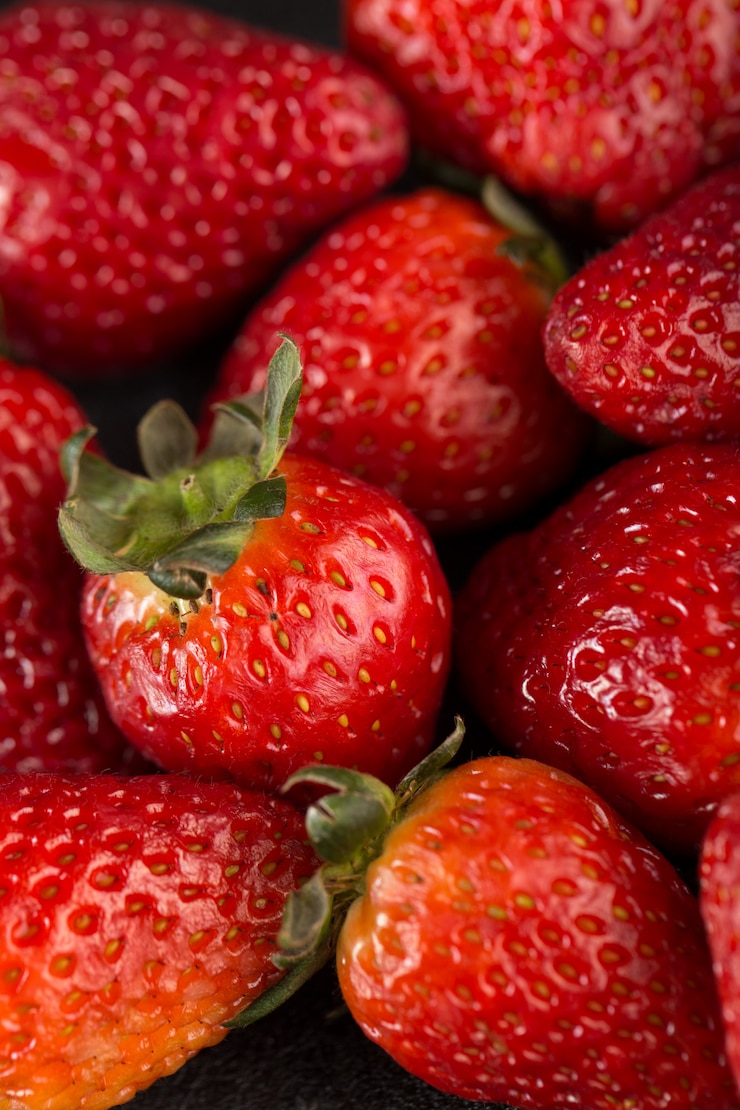 Kostenlose Foto mehrere erdbeeren rot ausgereift frisch reif perfekt isoliert auf dunklem boden