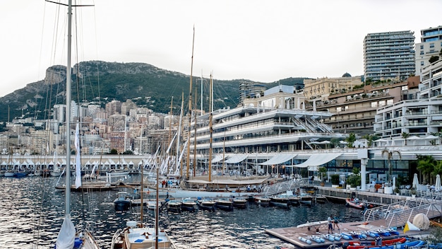 Mehrere festgemachte Boote und Yachten in Monaco