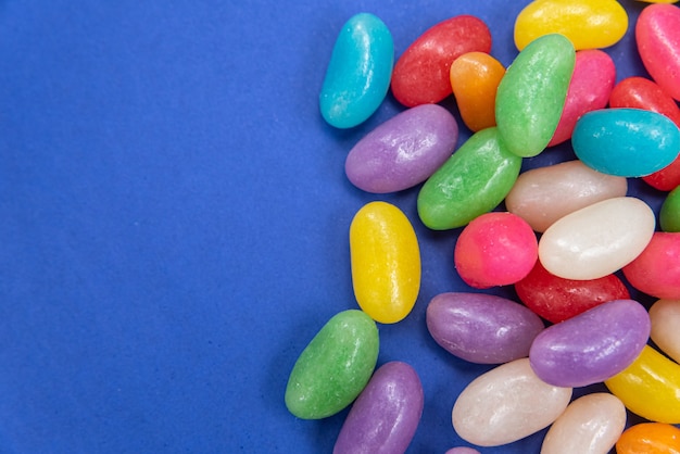Mehrere Jelly Beans auf blauem Hintergrund