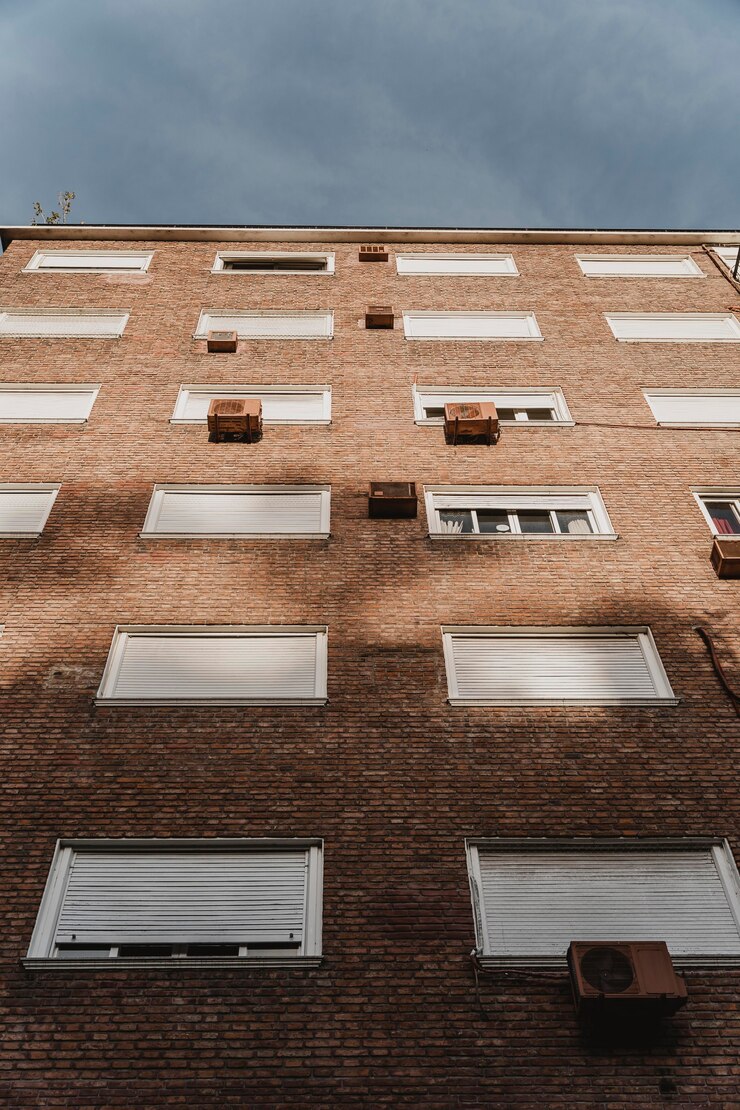 Kostenlose Foto mehrfamilienhaus in der stadt mit klimaanlagen